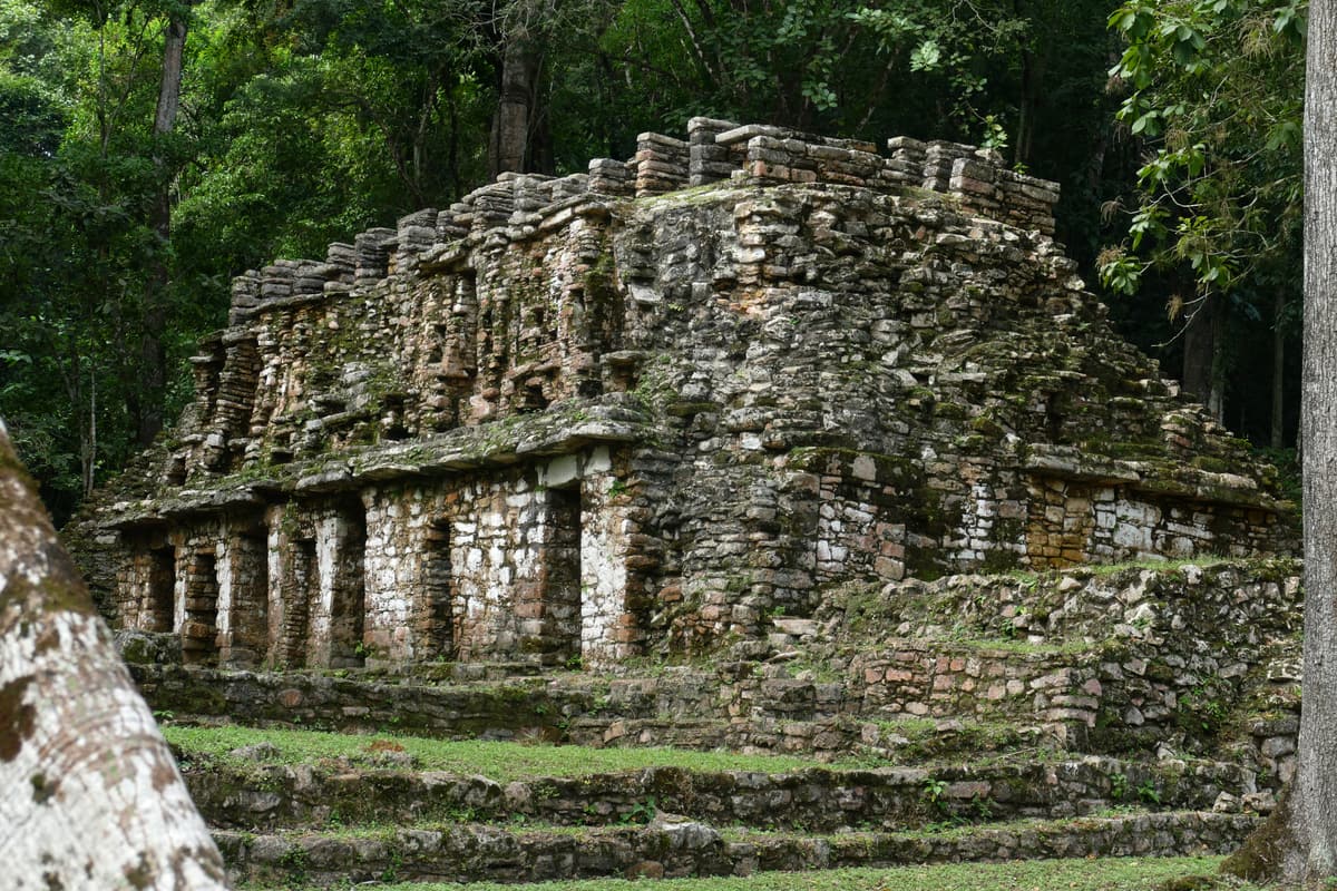 The stepped stone façade of Structure 19, the Labyrinth, at Yaxchilán